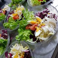 bunter Salat mit Blattsalat, gekochtem Ei, Krautsalat und Tomate